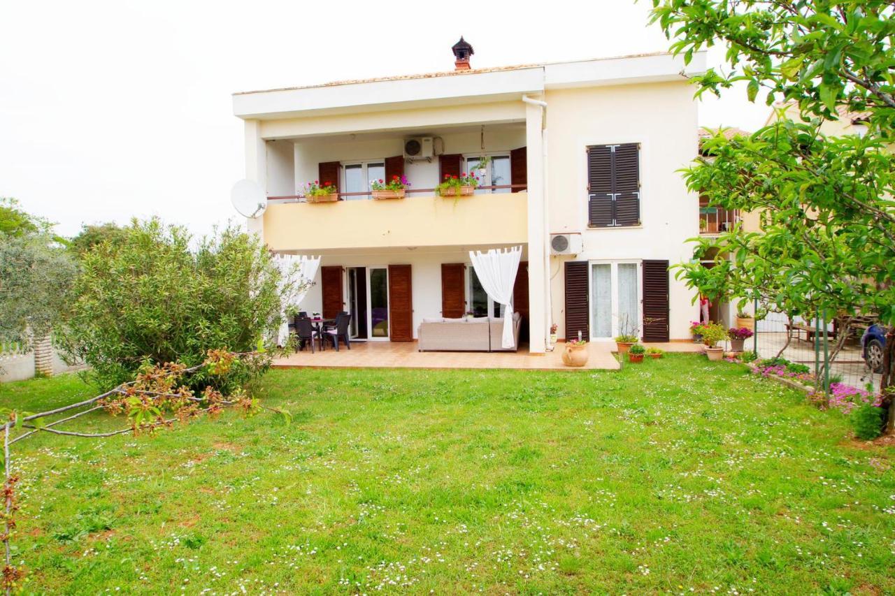 Apartment Suzi Valdebek Pula Bagian luar foto